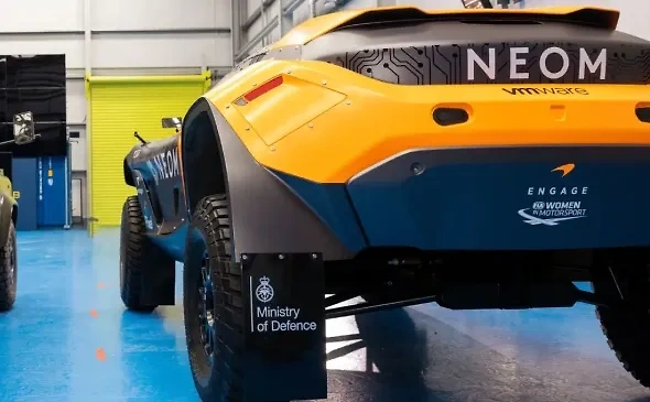 Эмблема Минобороны Великобритании на брызговиках внедорожников McLaren.  Обложка © army.mod.uk