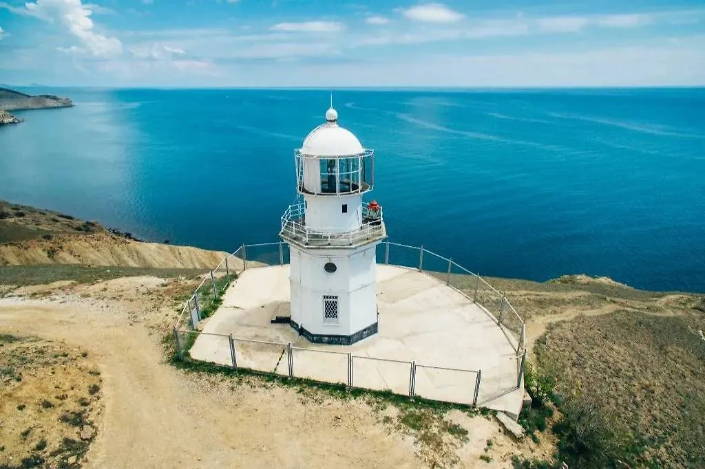 Самые красивые места Крыма: Маяк на мысе Меганом. Фото © ТАСС / Наталья Гарнелис