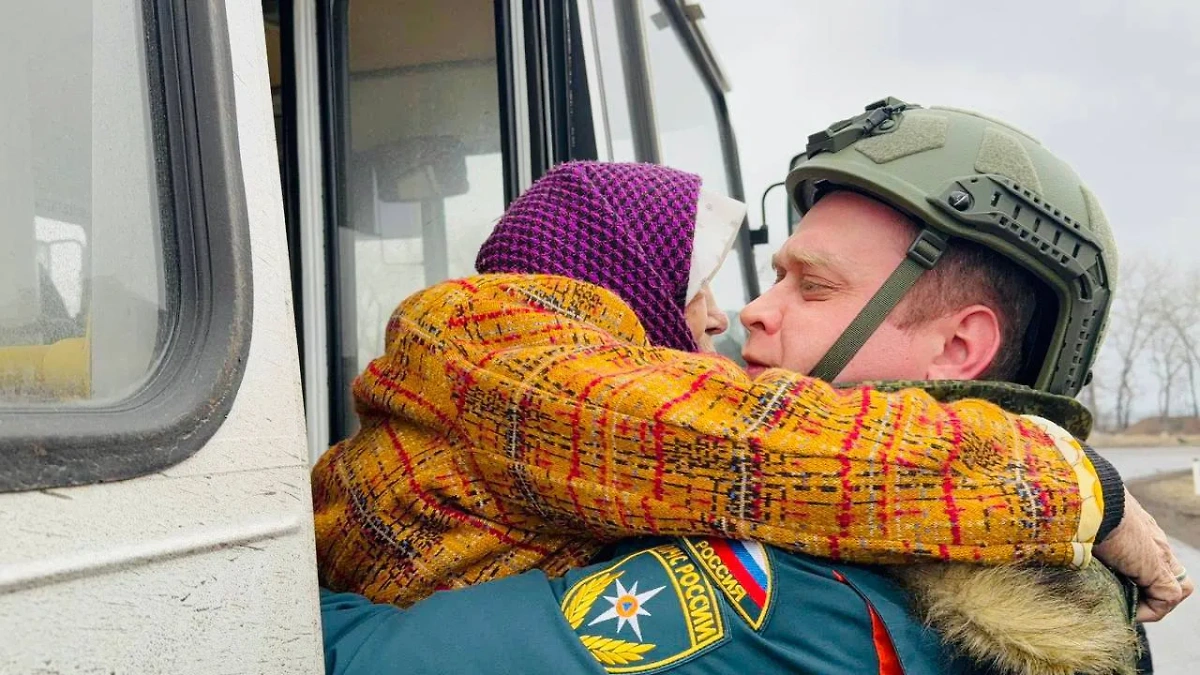 Эвакуированные из Суджи жители Курской области. Обложка © Telegram / Александр Хинштейн