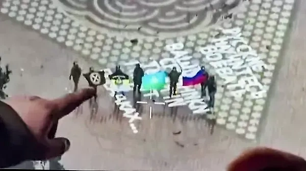 Надпись, оставленная в центре Суджи сбежавшими бойцами ВСУ. Обложка © Telegram / «Инженеры ЧФ»