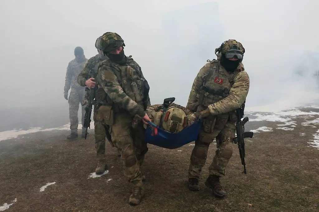 На бьюти-передовой: История брутального штурмовика СВО с осколком в груди, ставшего мастером маникюра