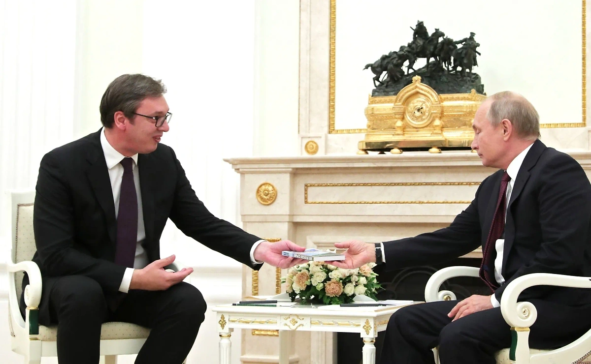 Президент Сербии Александр Вучич и глава государства Владимир Путин. Обложка © kremlin