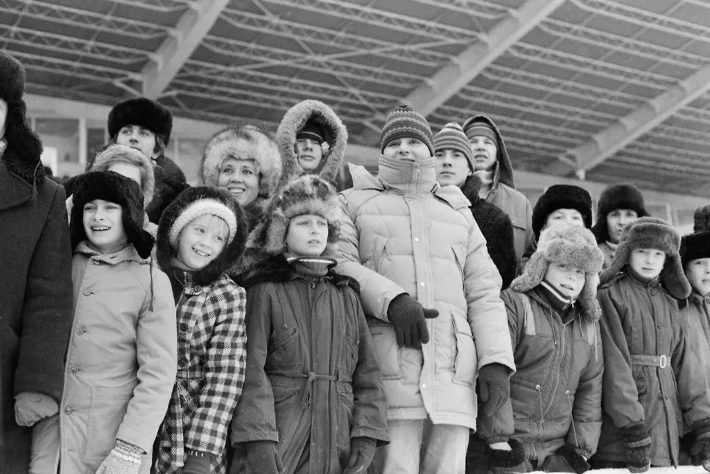 Заставляли девочек надевать тёплые рейтузы, мальчиков — носить тёплые шапки и всегда повязывали малышне шарф. Фото © ТАСС / Борис Кавашкин, Валерий Христофоров