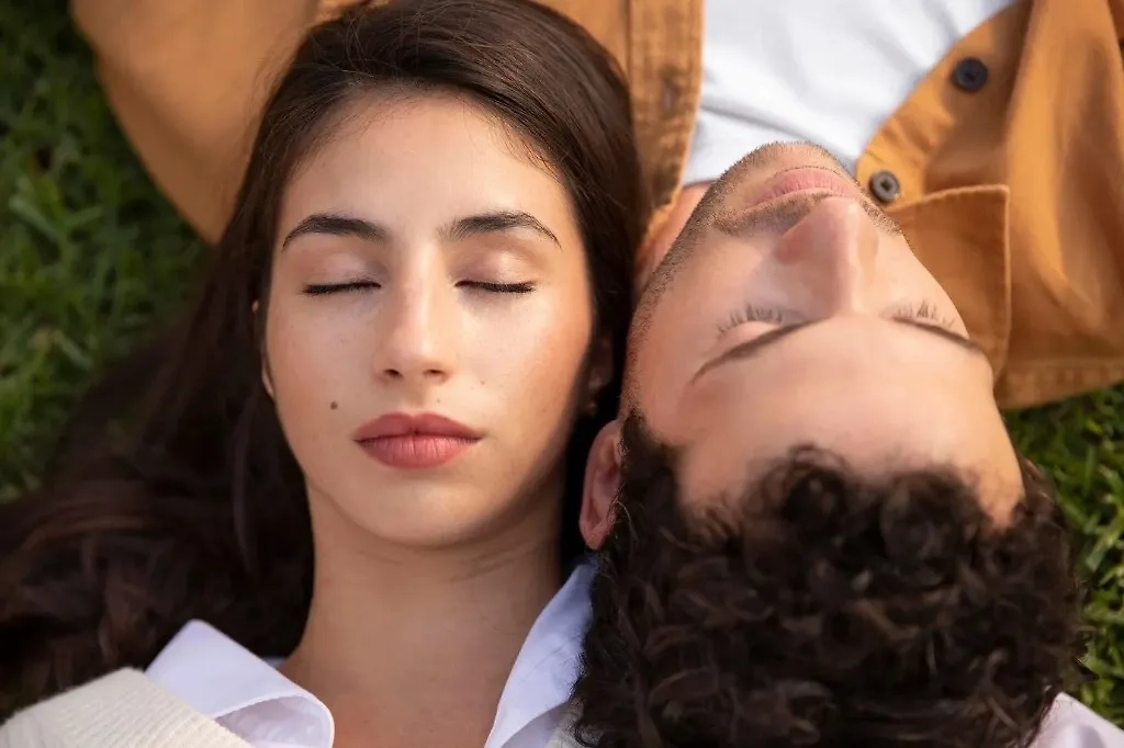 Психотерапевты считают, что особая связь между влюблёнными — одно из свидетельств, что рядом с вами человек, который может стать верным спутником жизни. Фото © Freepik