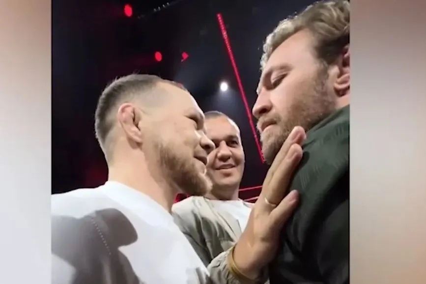 Экс‑чемпион UFC в легчайшем весе россиянин Пётр Ян и бывший чемпион промоушена в полулёгкой и лёгкой весовых категориях ирландец Конор Макгрегор. Обложка © t.me / Умар Кремлёв