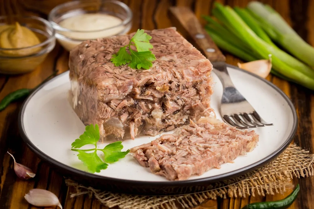 Традиционное русское блюдо — холодец. Обложка © Shutterstock