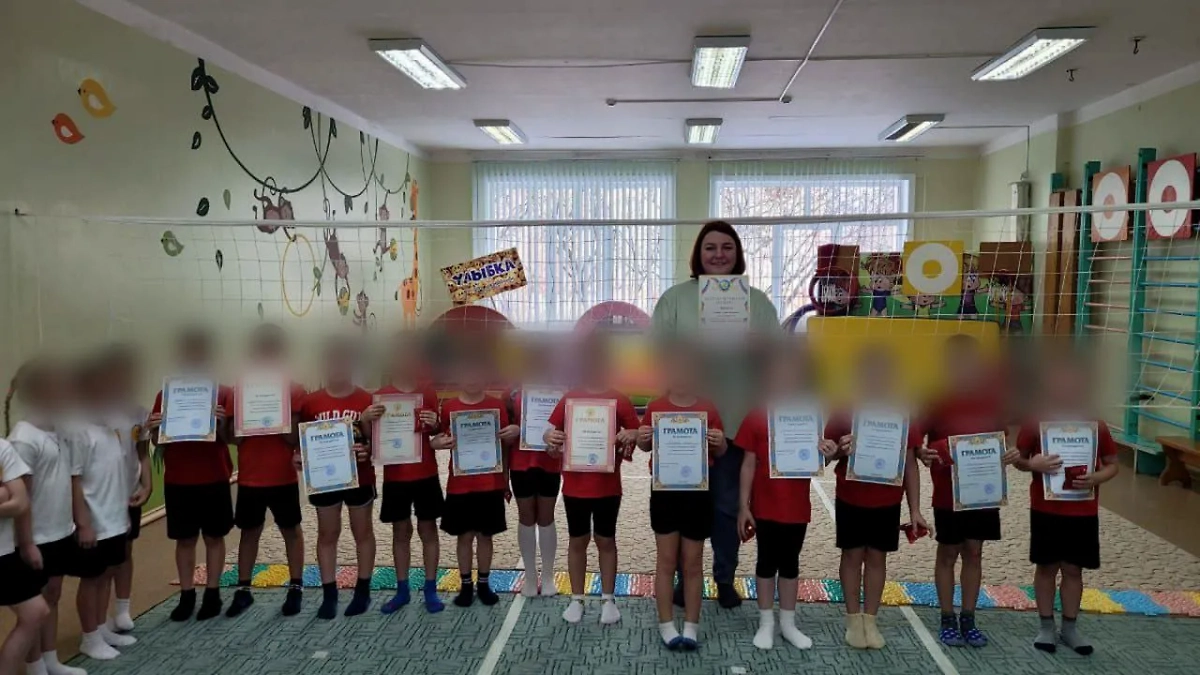 Воспитанники МАДОУ № 137 в Хабаровске с грамотами. Обложка © t.me / Мировая 3.0