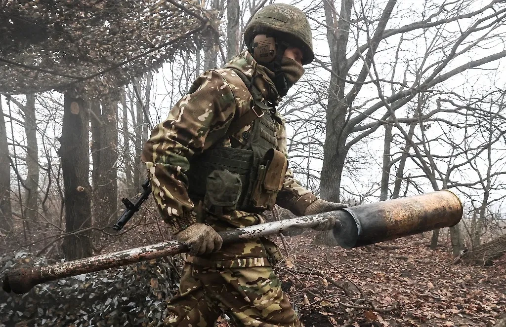 Работа расчёта гаубицы Д-20 в зоне СВО. Фото © ТАСС / Александр Полегенько
