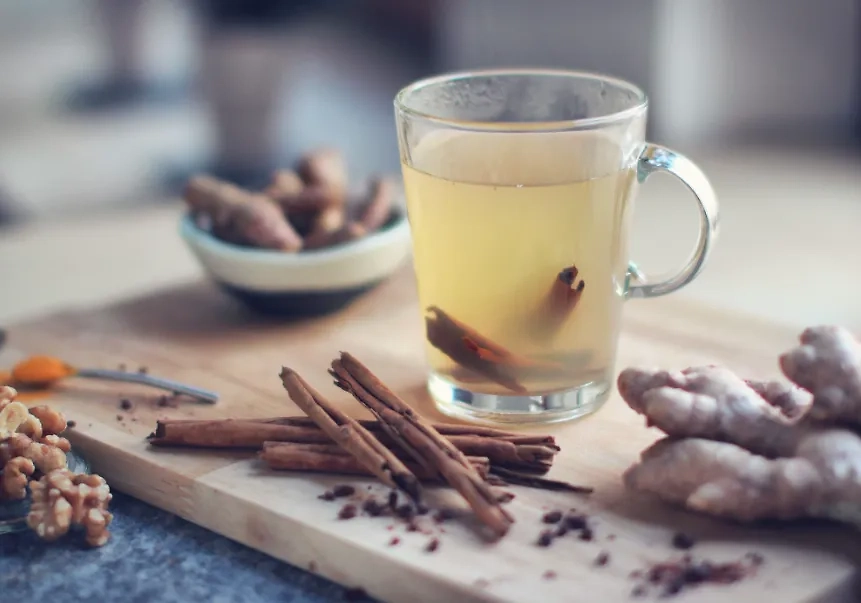 Врач призвала на Новый год заменить шампанское на полезные напитки. Обложка © Unsplash