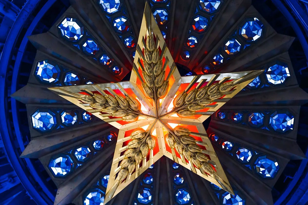 Люстра в виде кремлёвской звезды рубинового цвета в павильоне "Космос" на ВДНХ. Фото © Пресс-служба ВДНХ