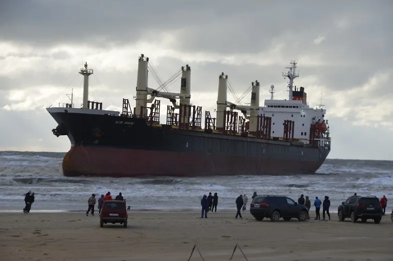 Blue Shark на мели у посёлка Витязево на Кубани. Обложка © Telegram / Анапское Черноморье