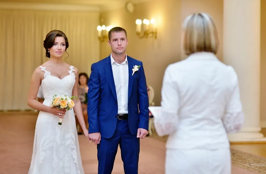 18 декабря отмечается День работников загса. Фото © Shutterstock