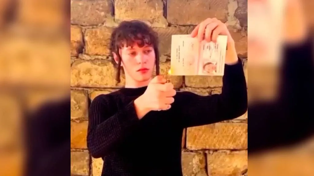 Певец Шарлот сжигает свой российский паспорт. Обложка © Telegram / "Екатерина Мизулина"