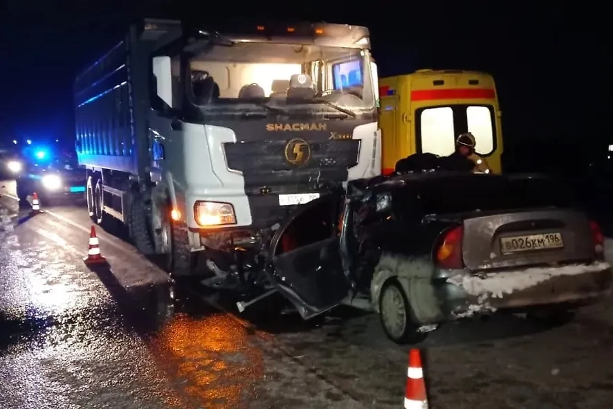 В Екатеринбурге на улице Баритовой иномарка влетела под грузовик. Фото © t.me / E1.RU / ИА "Ночные новости"