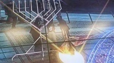 В Польше прилюдно сожгли флаг Израиля и опрокинули ханукальную менору. Обложка © X (ранее Twitter) / Jacek Sutryk