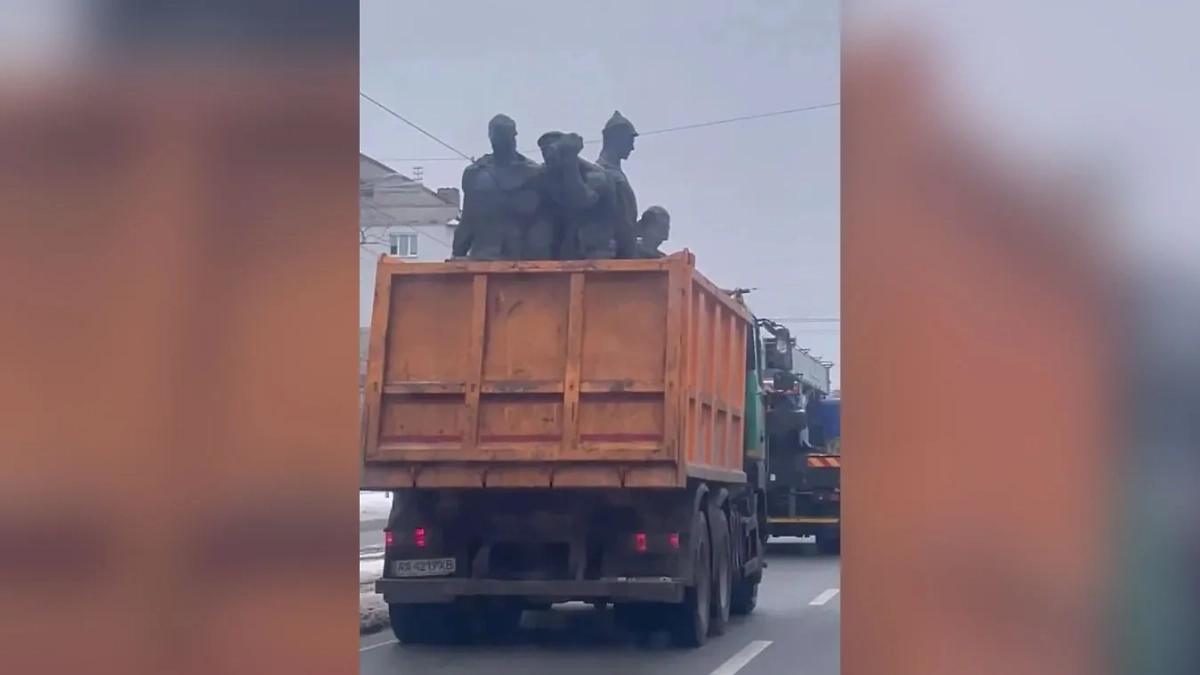 Памятник экипажу советского бронепоезда "Таращанец" снесли в Киеве. Фото © Telegram / "Obozrevatel.ua"