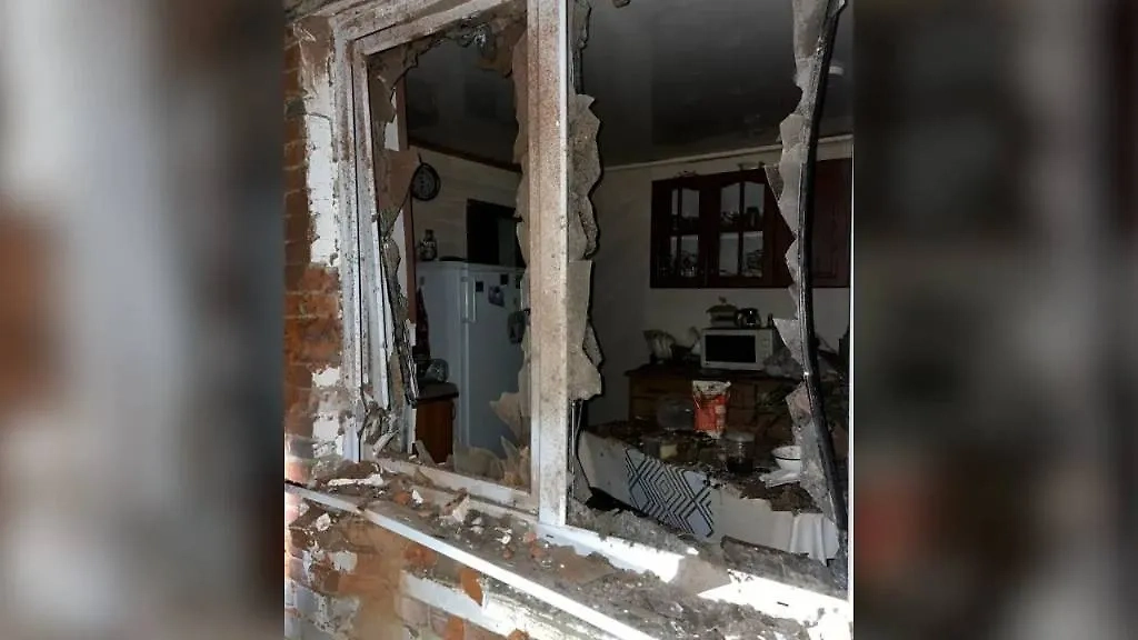 Последствия украинского обстрела села Олешня в Курской области. Обложка © Telegram / Роман Старовойт