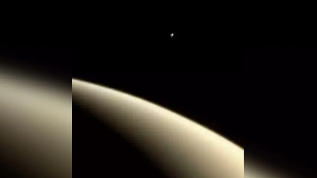 Cнимок спутника Сатурна Энцелада (вверху), сделанный зондом "Вояджер-1" в 1980 году. Фото © planetary.org