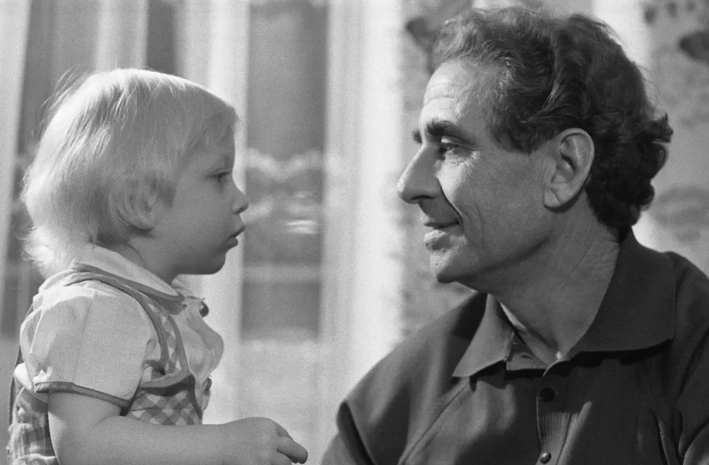 Именно дед мог стать для внука источником денежной помощи в случае непредвиденной ситуации. Фото © ТАСС / Игорь Бруй, Л. Самсонов