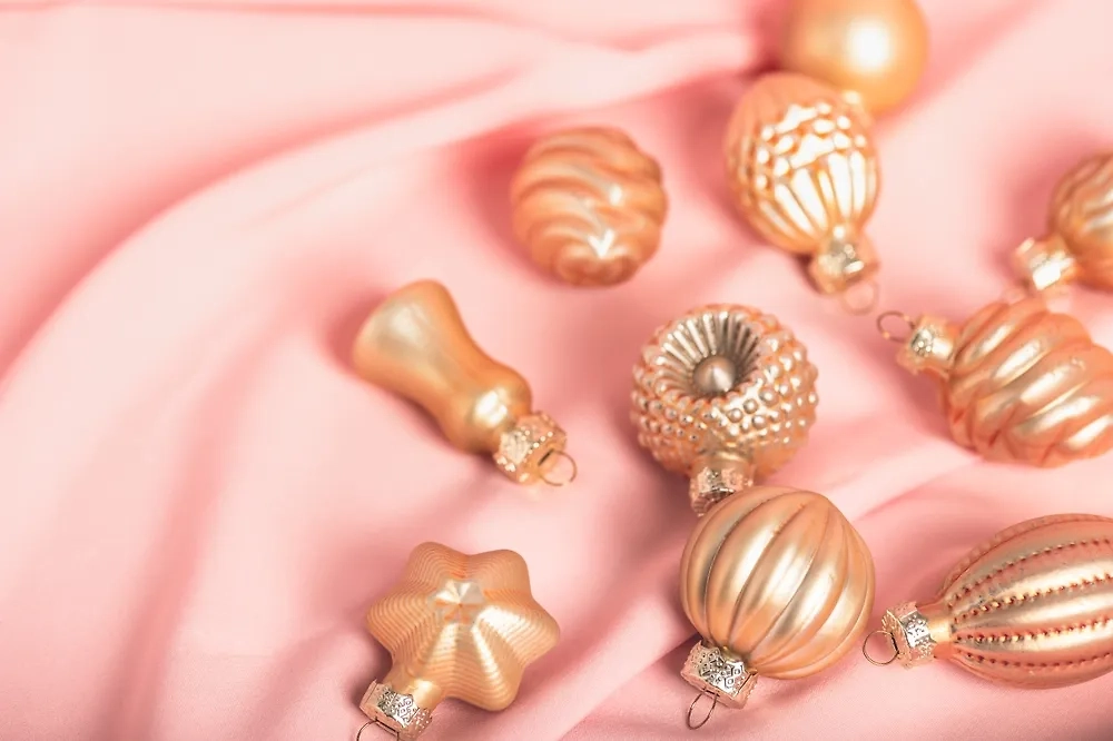 Модный дизайн новогодней ёлки в 2024 году. Фото © Shutterstock