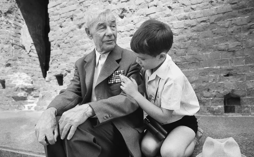 В середине XX века именно дедушки рассказывали о том, как жилось до революции, а в конце века — о том, как жилось при Сталине. Фото © ТАСС