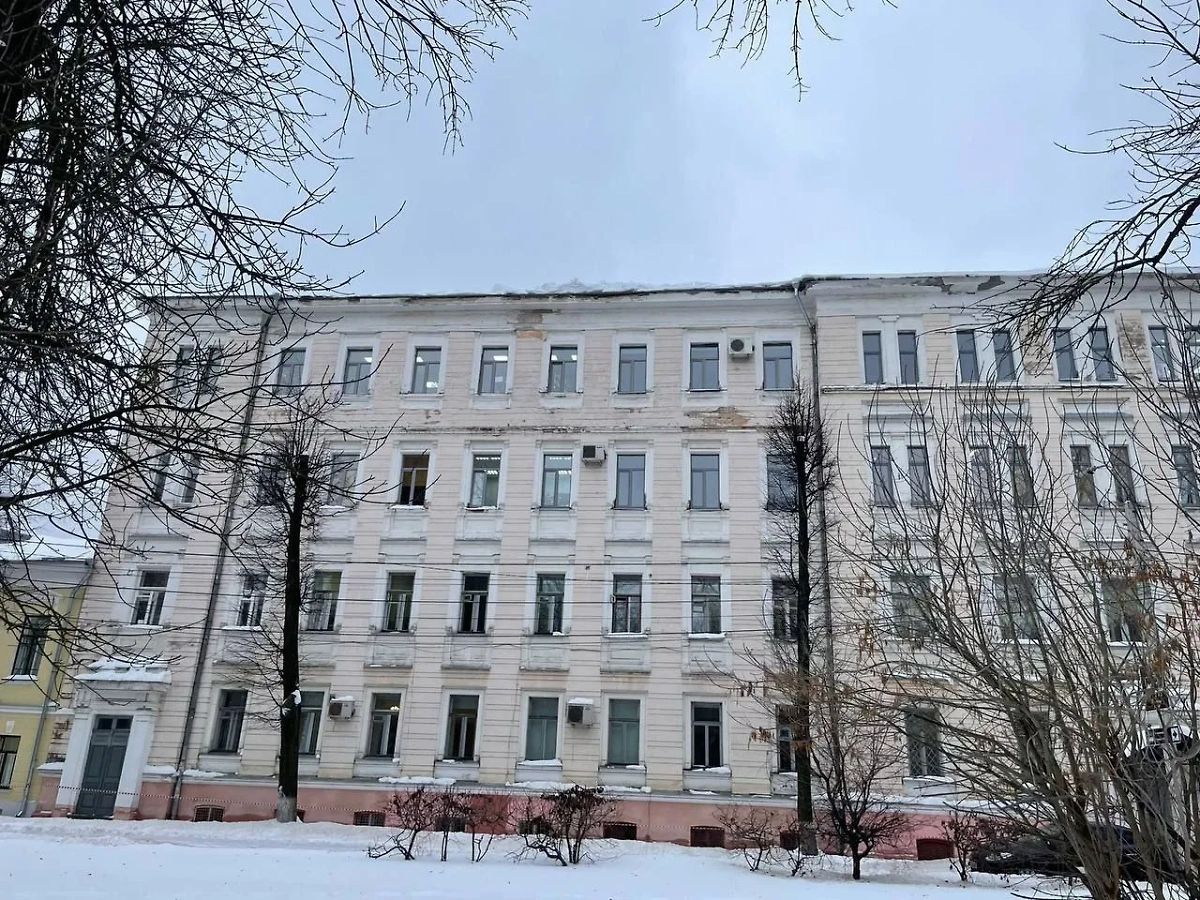 Место падения глыбы на девочку в Ярославле. Фото © Telegram / "Прокуратура Ярославской области"