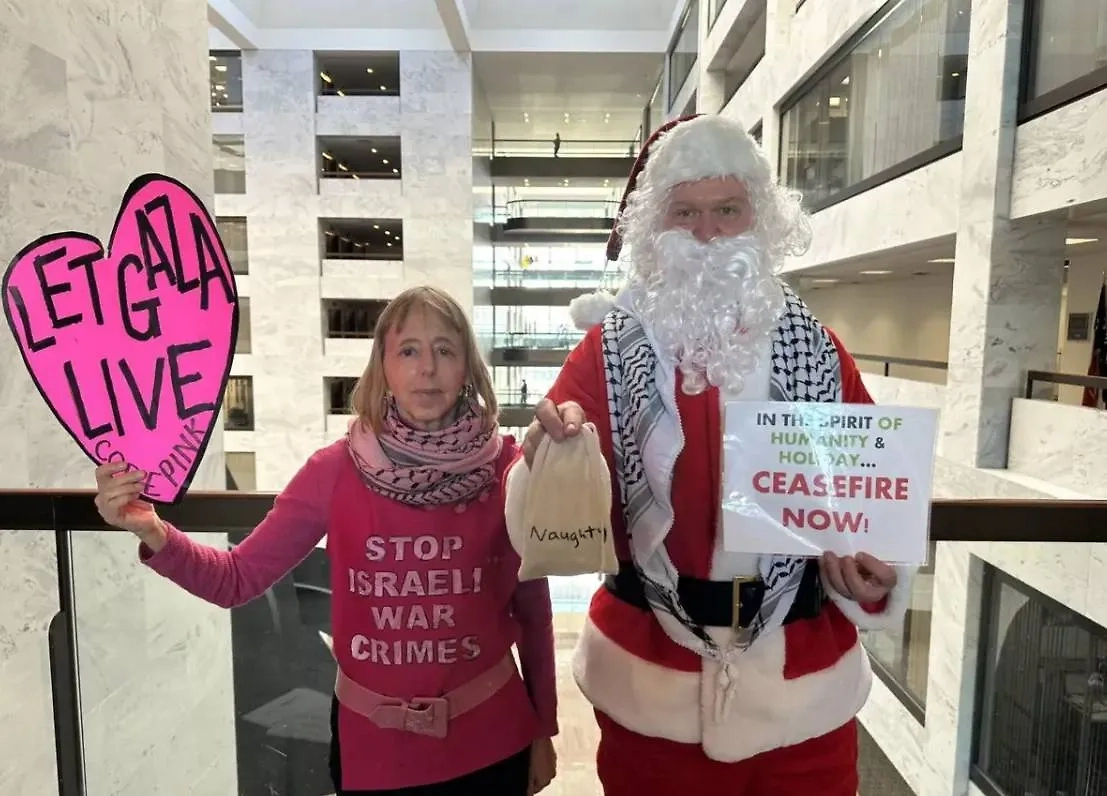 Санта нагрянул к "непослушным" американским сенаторам, которые выступают за продолжение войны в Газе. Фото © X / Medea Benjamin