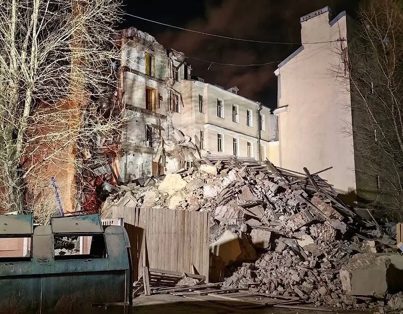 Обрушившийся дом в центре Санкт-Петербурга. Обложка © VK / Россия 24 | Новости