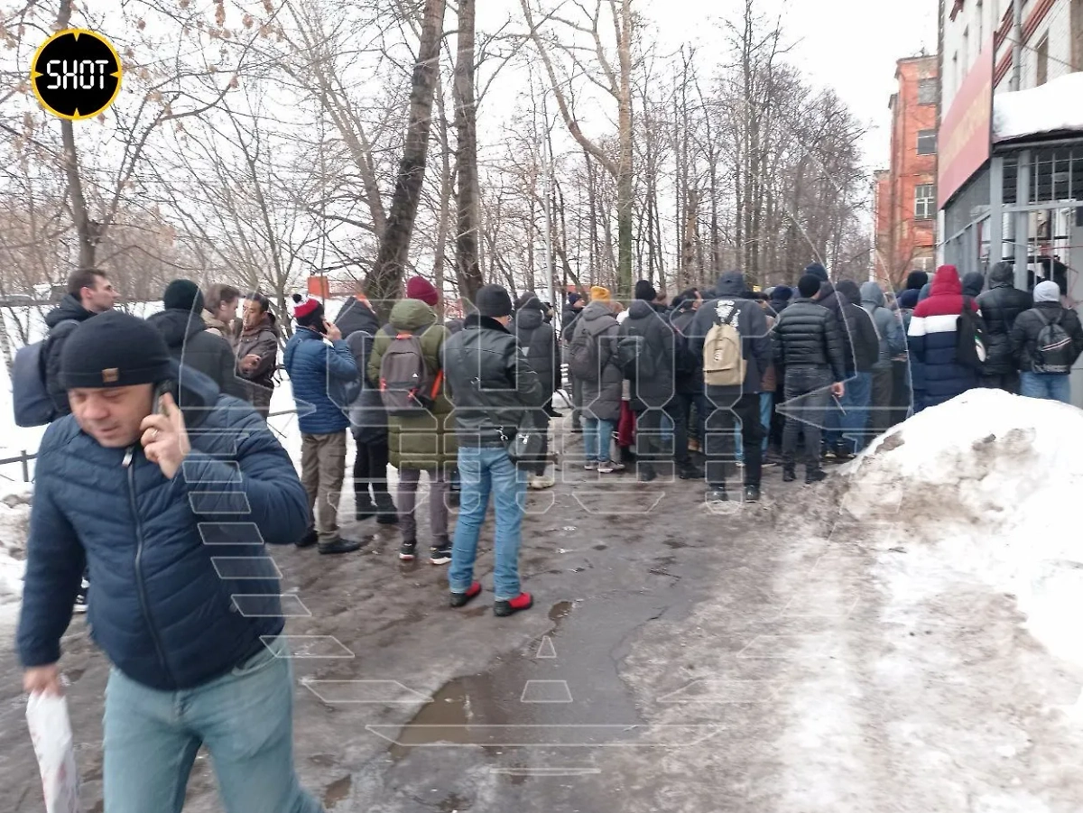 Очередь у военкомата в Люберцах, где глыба льда упала на людей. Фото © SHOT
