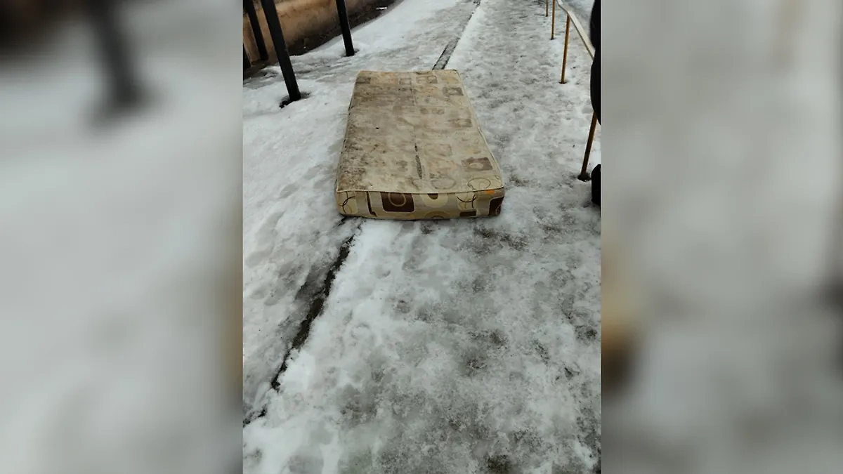 Матрас, упавший на голову пенсионерке из Башкирии. Обложка © VK / "Подслушано Чишмы"