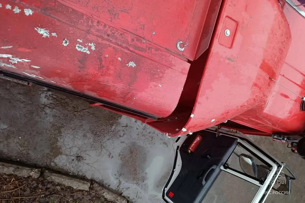 Пожарная машина получила повреждения в результате атаки ВСУ в Донецке. Фото © Telegram / МЧС России