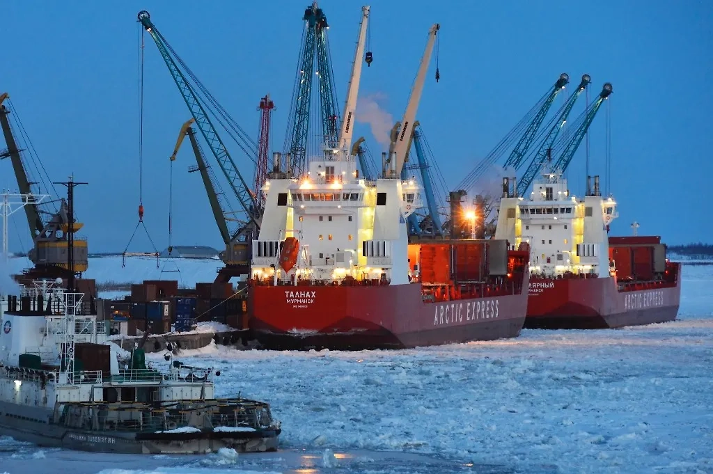 Возникшие проблемы с доставкой товаров из Азии в Европу через Суэцкий канал вновь актуализируют российский Северный морской путь. Россия. Дудинский морской порт. Фото © ТАСС / Лев Федосеев