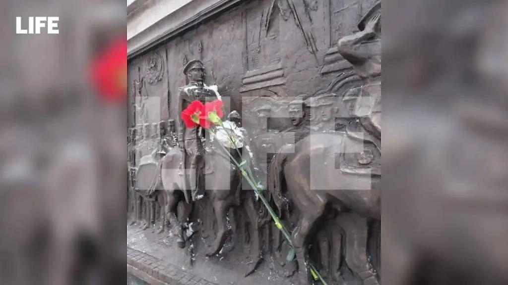 В Москве на горельефе "Парад Победы" восстановили повреждённую голову лошади. Обложка © LIFE