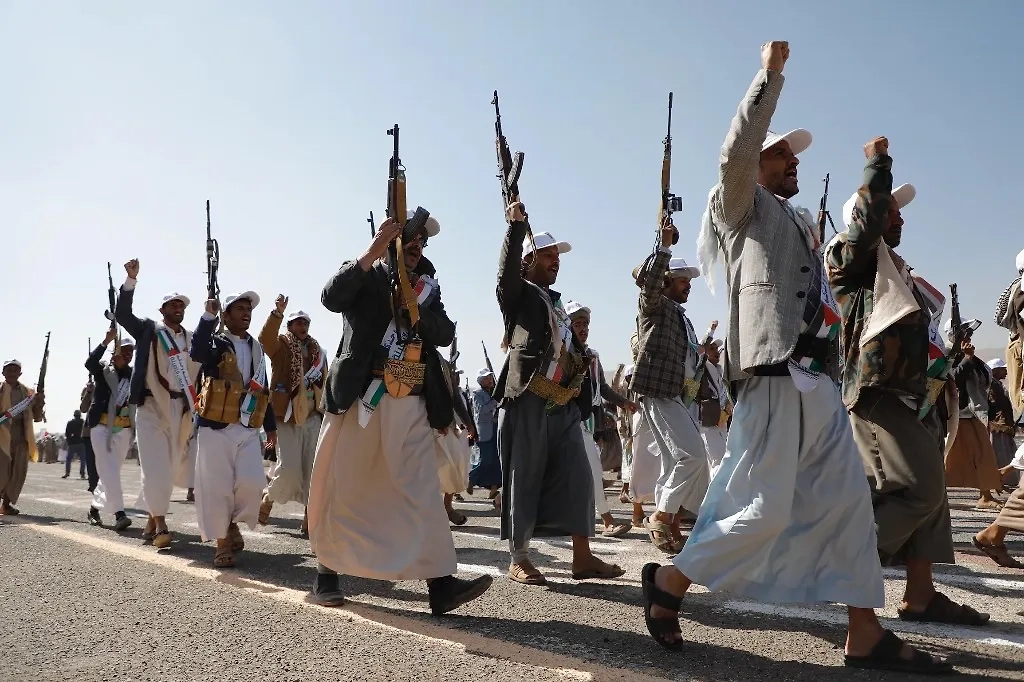 Хуситы объявили всеобщую народную мобилизацию для поддержки народа Газы и непосредственной войны с израильской армией. Фото © ТАСС / EPA / OSAMAH YAHYA