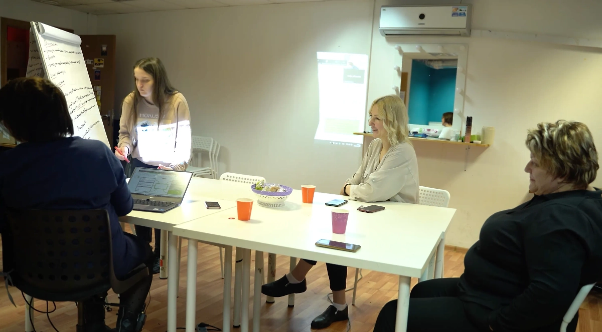 Команда Галяминой* серьёзно занимается проработкой имиджа Дунцовой. В ход идут сравнения с Родиной-матерью, Царевной Лебедью и Наташей Ростовой. Фото © Youtube / Популярная политика