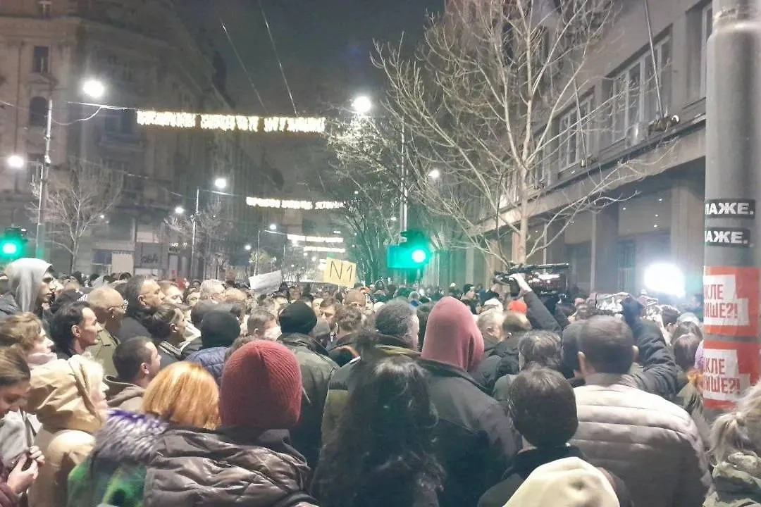 Сторонники прозападной оппозиции в Сербии начали штурм администрации Белграда. Обложка © X / Alisa_Vasilisa