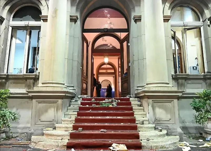 Разрушения, причинённые протестующими в Белграде. Обложка © Facebook (cоцсеть запрещена в РФ; принадлежит корпорации Meta, которая признана в РФ экстремистской) / Aleksandar Šapić