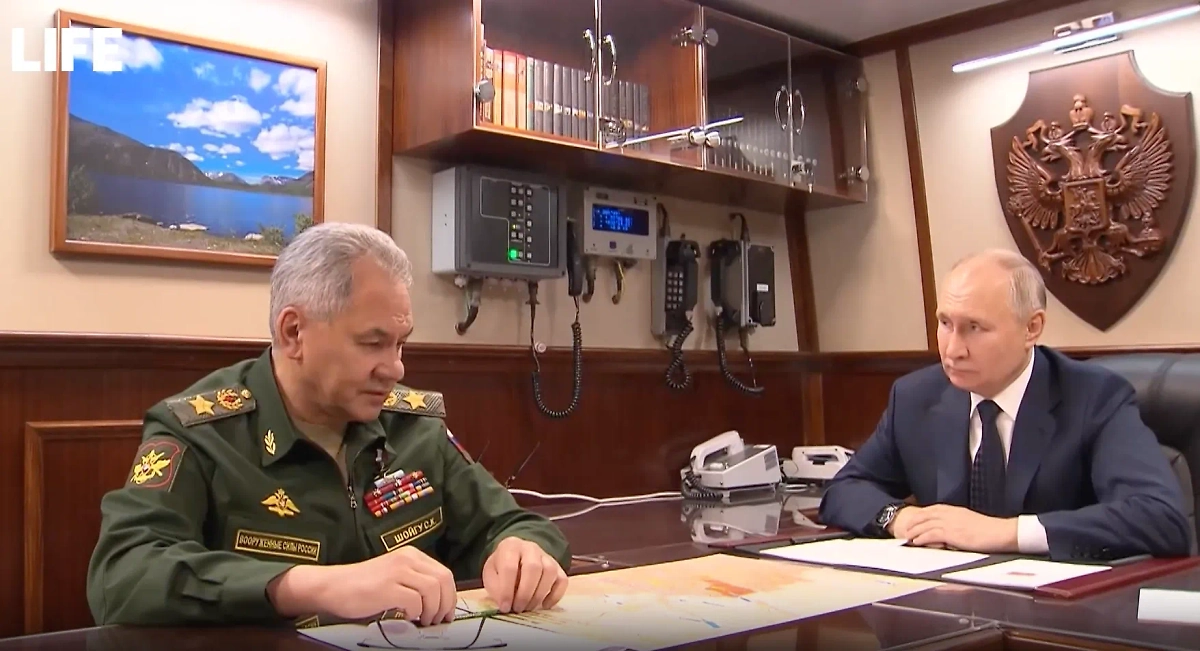 Президент РФ Владимир Путин поручил повысить Александра Трошина до майора. Видео © LIFE