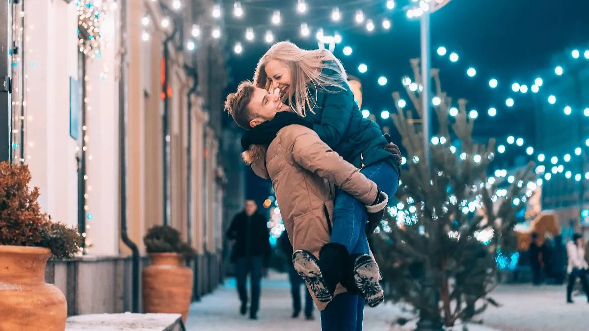 Турагент раскрыл россиянам лайфхаки, как сэкономить на новогоднем путешествии. Обложка © Freepik / teksomolika