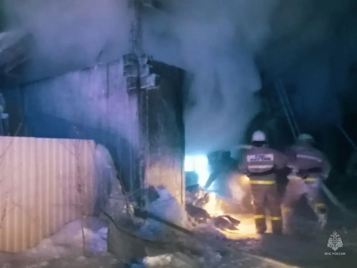 Работа спасателей на пожаре в якутском посёлке Хандыга. Фото © Telegram / МЧС Республики Саха (Якутия)