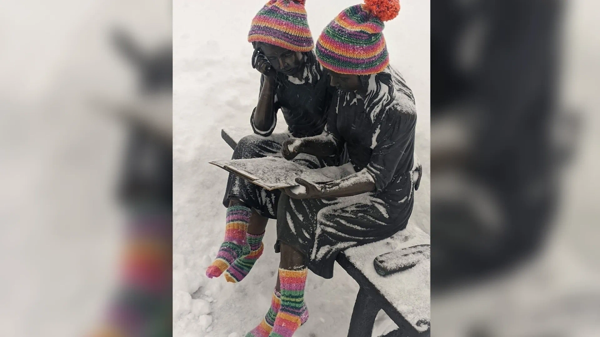 Одетые в тёплую одежду скульптуры в Златоусте. Обложка © VK / Администрация Златоустовского городского округа