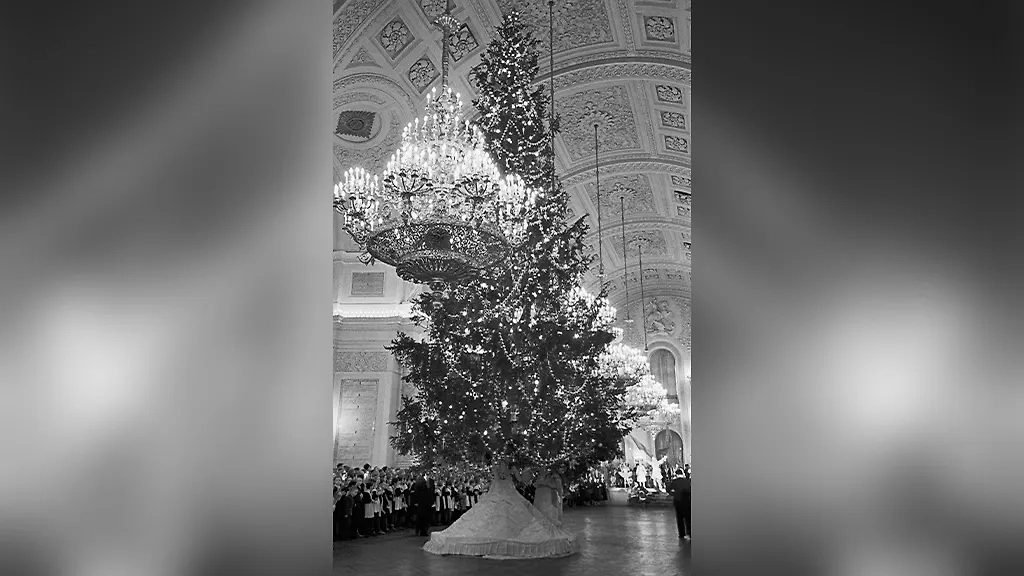 Вернитесь в детство с этими 10 кадрами с советских новогодних ёлок. Фото © Архив ТАСС
