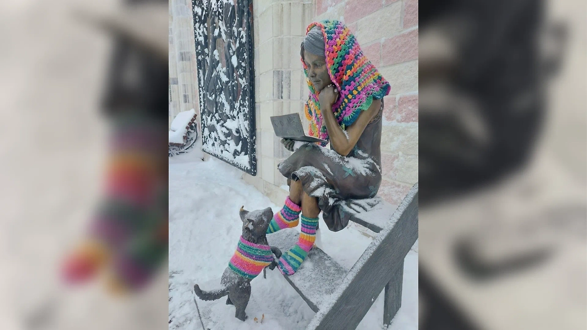 Одетые в тёплую одежду скульптуры в Златоусте. Обложка © VK / Администрация Златоустовского городского округа