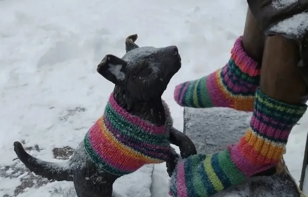 Одетые в тёплую одежду скульптуры в Златоусте. Обложка © VK / Администрация Златоустовского городского округа