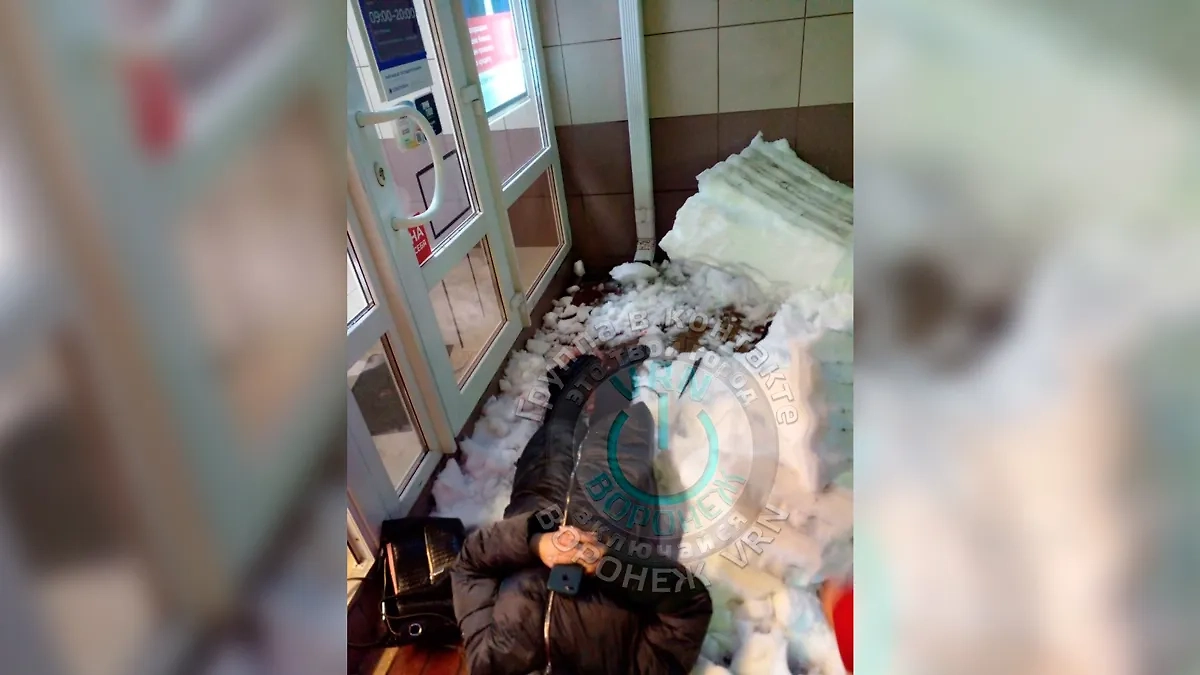 В Воронеже глыба льда чуть не убила пенсионерку. Обложка © VK / Воронеж VRN