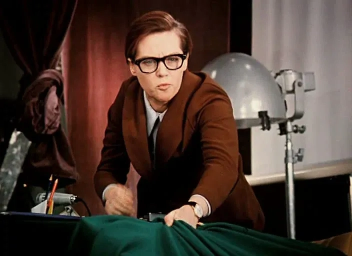 Современные образы с пиджаками оверсайз — тренд и вершина моды. Фото © "Служебный роман", режиссёр Эльдар Рязанов, сценарист Эльдар Рязанов / Kinopoisk.ru