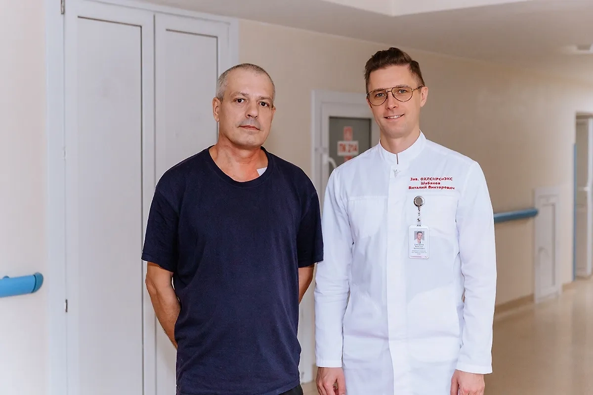 Хирург Виталий Шабанов и спасённый пациент. Обложка © VK / НМИЦ им. ак. Е.Н. Мешалкина Минздрава России