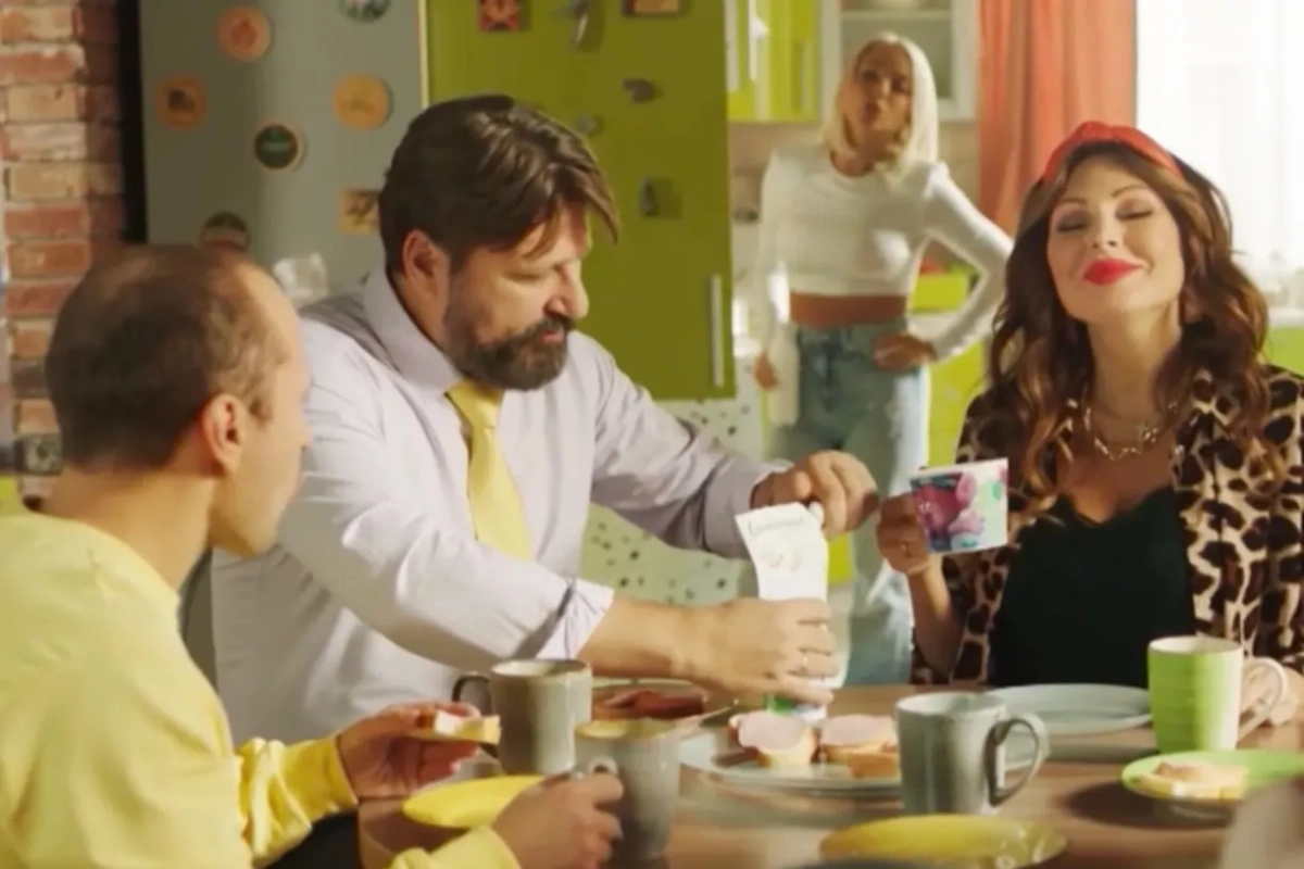 Кадр из сериала "Букины". Обложка © kinopoisk / Режиссёр Гарик Петросян / Сценарий Сергей Дубинкин