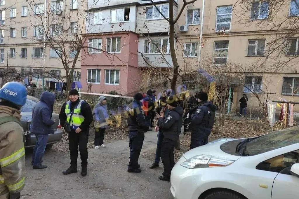 Силовики находятся около дома в Одессе, где военный взял в заложники жену и ребёнка. Фото © Издание "Думская"