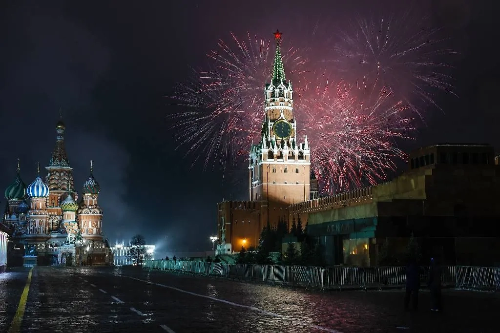 Красную площадь закроют для посещения с вечера 31 декабря до утра 1 января. Обложка © ТАСС / Валерий Шарифулин